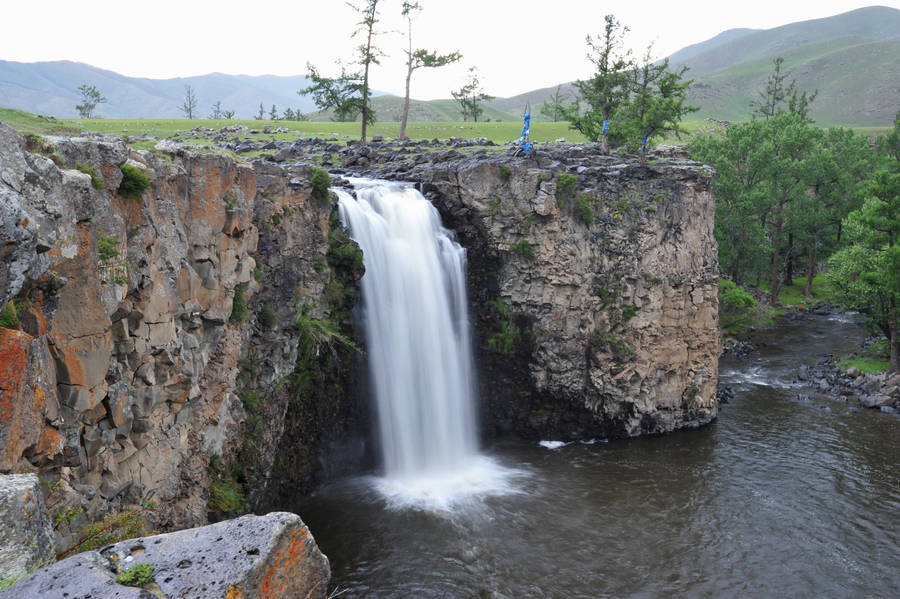 Ulaan Tsutgalan Waterfall In Mongolia Wallpaper