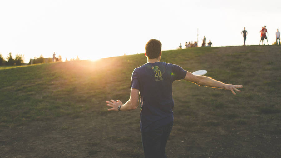 Ultimate Frisbee In A Hill Wallpaper