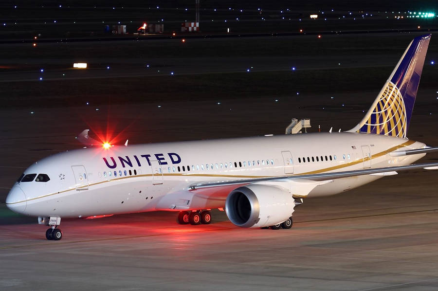 United Airlines Plane Safely Landed At Airport Wallpaper