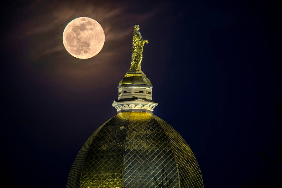 University Of Notre Dame Mary Atop Golden Dome Wallpaper