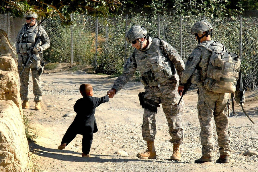 Us Army Shaking Boys Hand Wallpaper