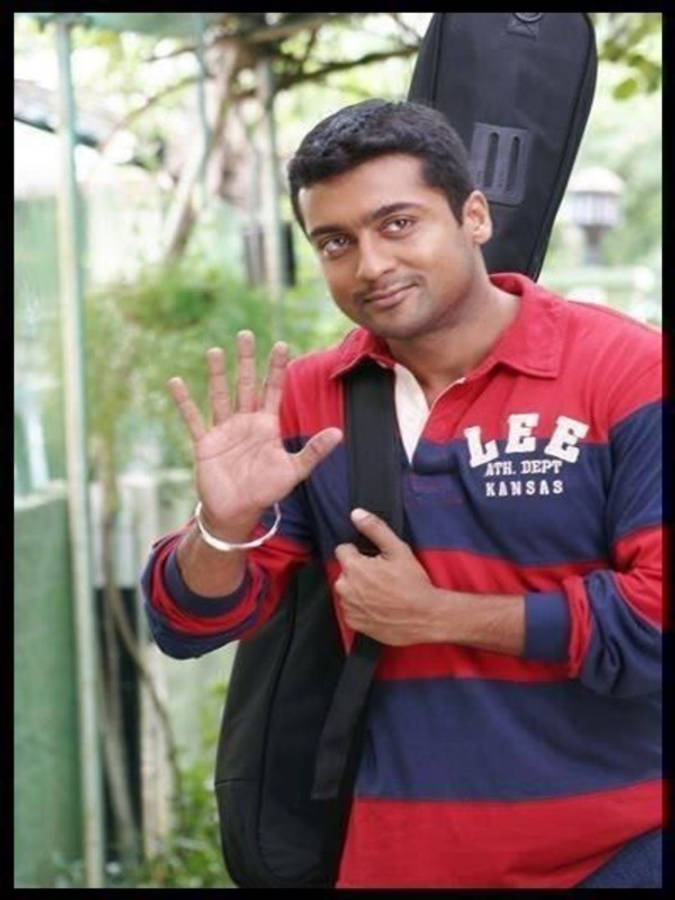 Vaaranam Aayiram Surya Waving His Hand Wallpaper