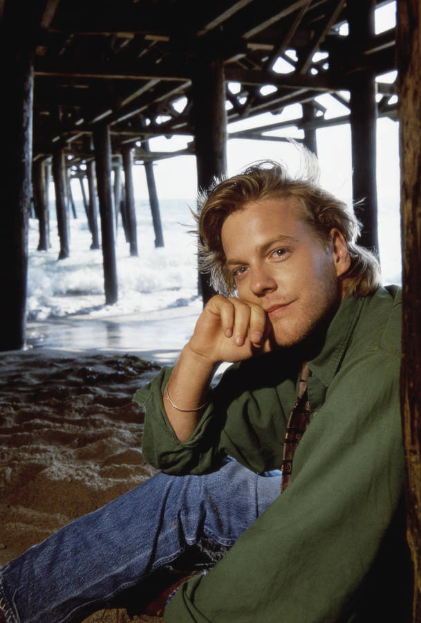 Vibrant Photoshoot Stills Of Kiefer Sutherland Wallpaper