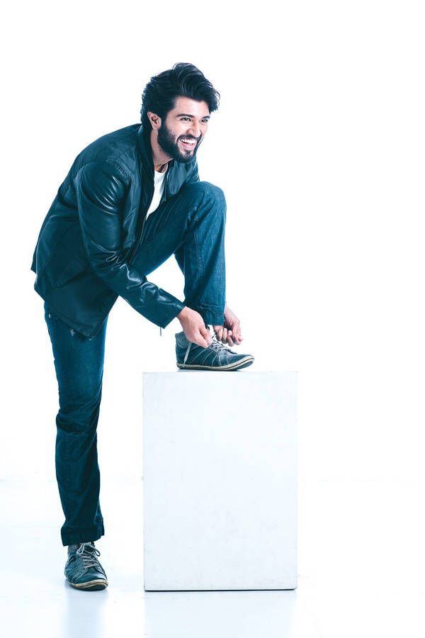 Vijay Deverakonda Tying His Shoelace 4k Wallpaper