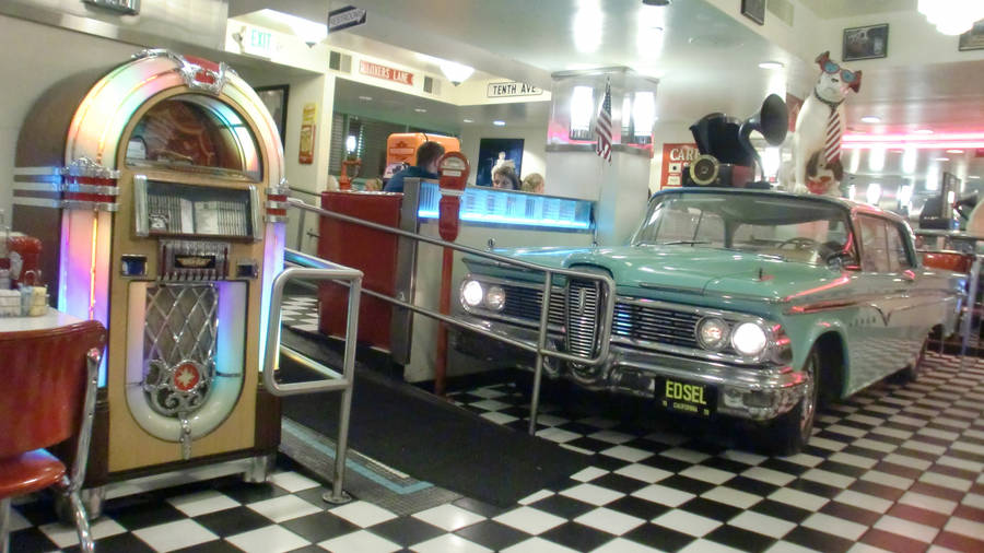 Vintage Car 50s Diner Wallpaper