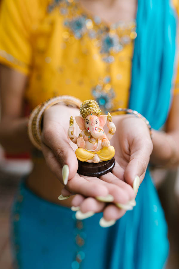 Woman Holding Small Statue Ganesh 4k Wallpaper