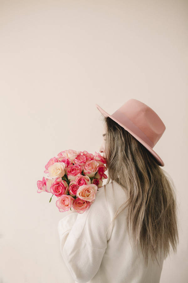 Woman With Bouquet Of Pink Rose Iphone Wallpaper