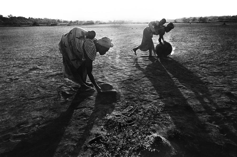 Women Collecting Clay Sand Guinea Bissau Wallpaper