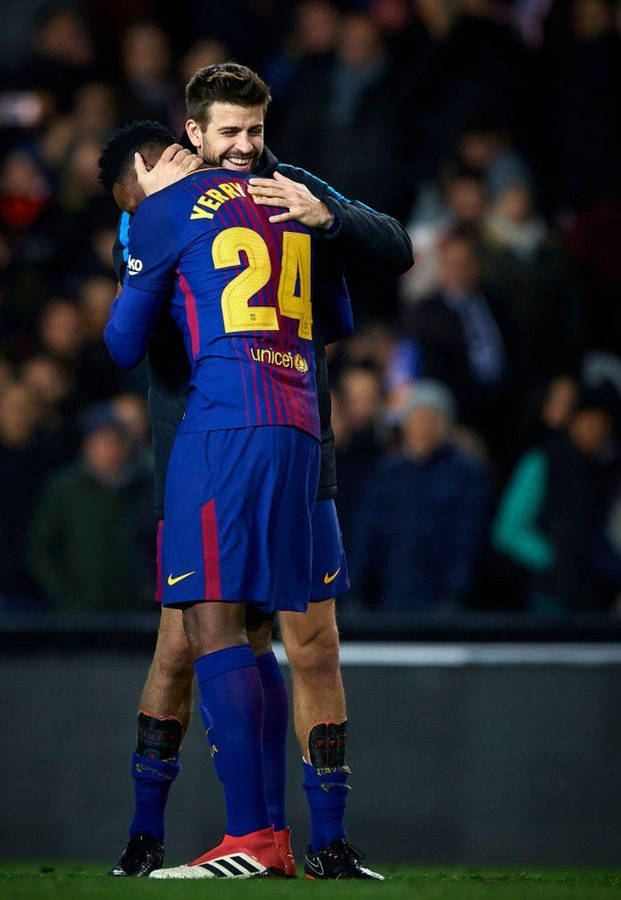 Yerry Mina Hugging Gerard Piqué Wallpaper