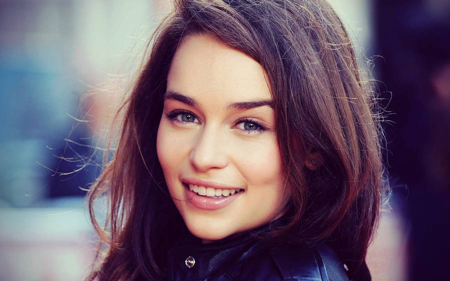 Young Actress Emilia Clarke Wallpaper