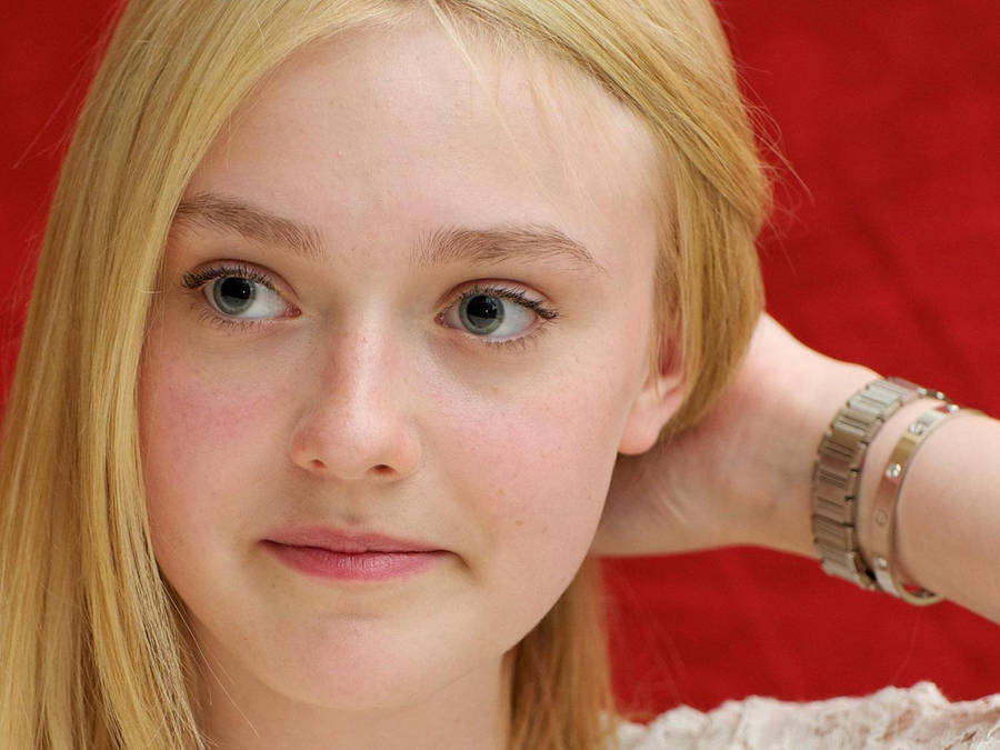 Young American Actress Dakota Fanning Close Up Shot Wallpaper