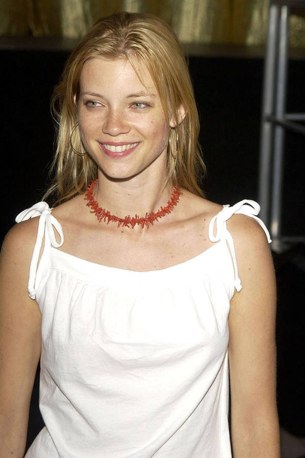 Young Amy Smart Wallpaper