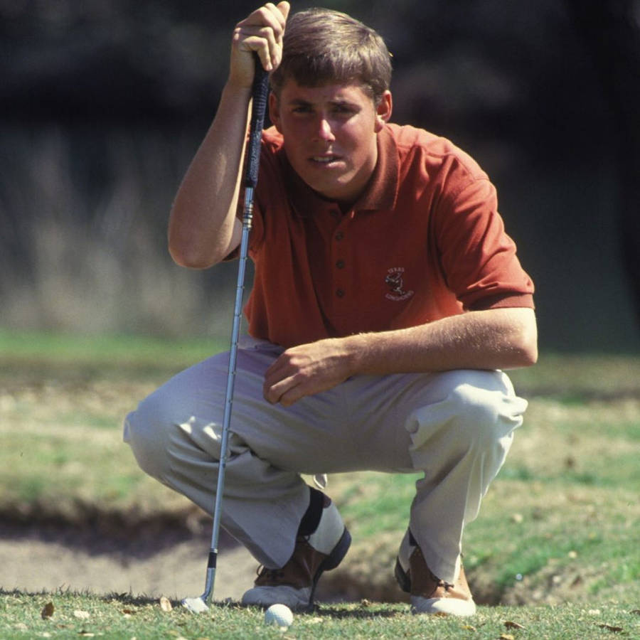 Young Justin Leonard Crouching Wallpaper