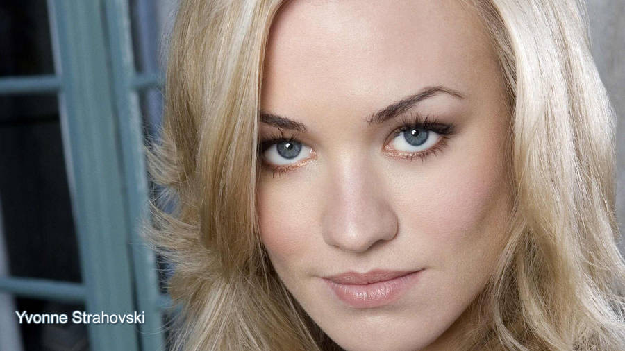 Yvonne Strahovski Close-up And Name Wallpaper