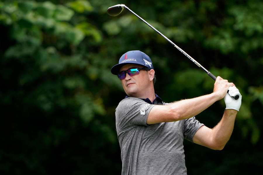 Zach Johnson Swinging A Black Club Wallpaper