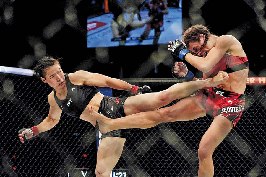 Zhang Weili Fiercely Kicks Joanna Jedrzejczyk In The Ring Wallpaper