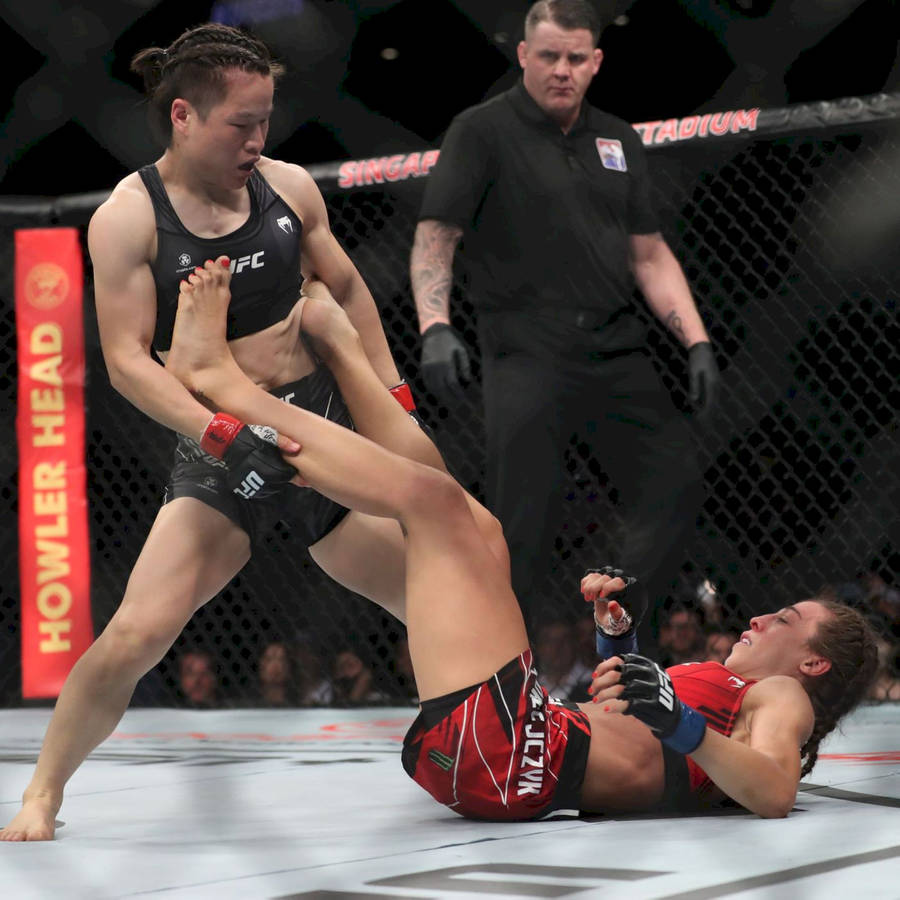 Zhang Weili Holding Joanna Jędrzejczyk Feet Wallpaper