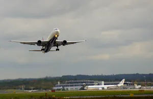 4k Plane Taking Off Wallpaper