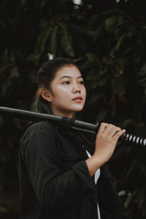 8k Samurai Woman With Black Katana Wallpaper