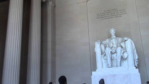 A Crowded Day At The Lincoln Monument Wallpaper