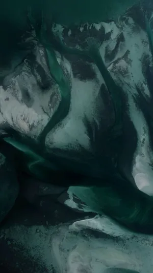 A Green River Is Flowing In The Water Wallpaper