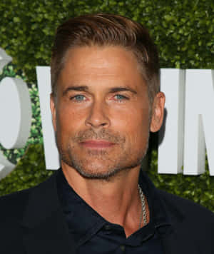 A Radiant Portrait Of The Charismatic Actor, Rob Lowe. Wallpaper