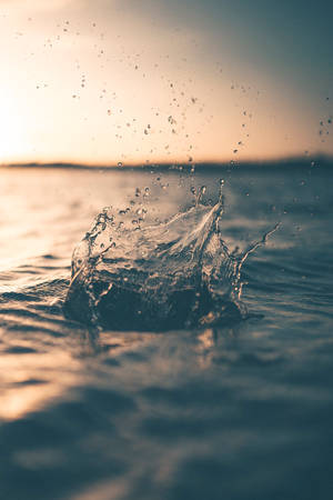 A Sunset Water Splash Wallpaper