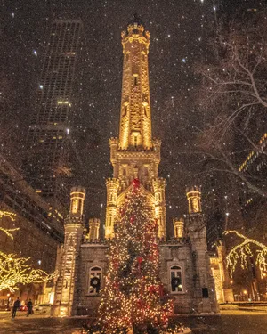 A Traditionally Aesthetic Christmas Tree Wallpaper