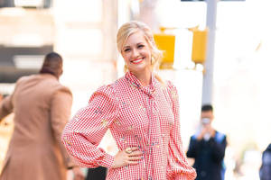 Actress Beth Behrs Speaking At The 2019 Aol Build Series Wallpaper