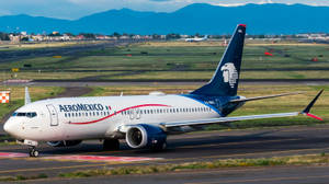 Aeromexico Boeing 737-800 Landing Wallpaper