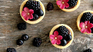 Aesthetic Mulberry Fruits And Flowers In A Bowl Wallpaper