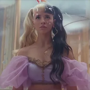 Aesthetic Purple Outfit Of Melanie Martinez Wallpaper