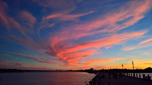 Aesthetic Sky And Streaks Of Stratus Clouds Wallpaper