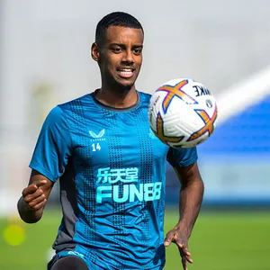 Alexander Isak Looking At The Ball Wallpaper