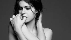 Alexandra Daddario Bare Shoulder Wallpaper