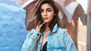 Alia Bhatt Denim Vogue 2017 Wallpaper