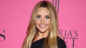 Amanda Bynes Long Blonde Hair Wallpaper