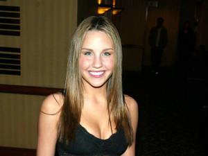 Amanda Bynes Lovely Smile Sexy Body Wallpaper