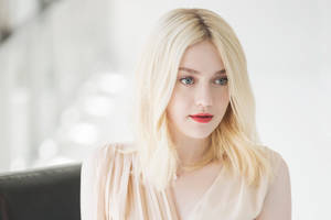 American Actress Dakota Fanning Sultry Look Wallpaper