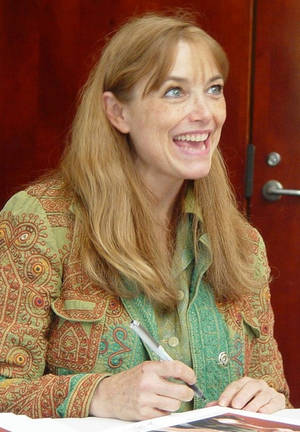 American Actress Karen Allen At 2006 Dallas Comic Con Wallpaper