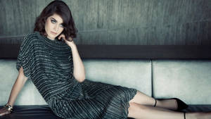 American Actress Lizzy Caplan In An Alluring Pose Wallpaper