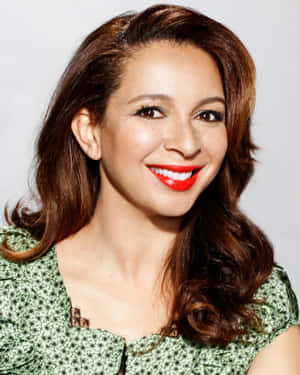 American Celebrity Maya Rudolph Headshot Wallpaper