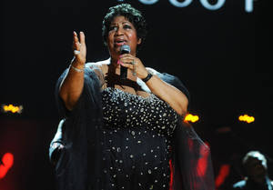 American Music Legend Aretha Franklin In Black Gown Wallpaper