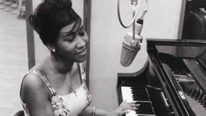 American Singer-songwriter Aretha Franklin Playing The Piano Wallpaper