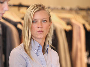 Amy Smart At A Clothing Shop Wallpaper