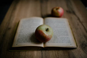 An Old Book And Apple Fruit Wallpaper