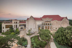 Anschutz Library At University Of Kansas During Sunset Wallpaper