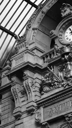 Antwerpen Centraal Clock Black White Iphone Wallpaper