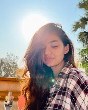 Anushka Sen Sunlight Wallpaper