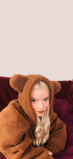 Anya Taylor-joy Cute Bear Hoodie Wallpaper